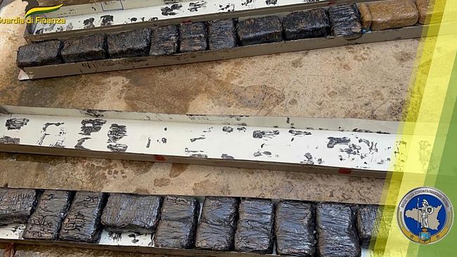 GdF, sequestrati 47 kg di hashish a Palermo. Arrestato un corriere