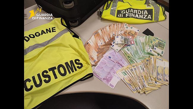 ​Scoperti 525 mila euro nascosti tra bagagli e vestiti all'aeroporto di Punta Raisi