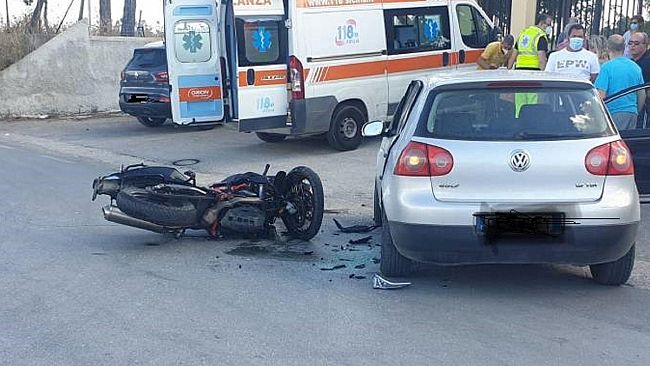 Moto si scontra con un'Auto in via dei Templi, due i feriti