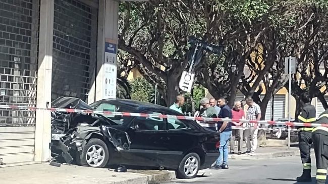 Trapani, si schianta contro la vetrina di un negozio: uomo in gravi condizioni