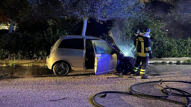 Trapani, auto avvolta dalle fiamme in via Ninni Cassarà