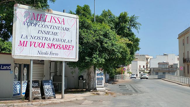 Mazara, proposta di matrimonio con grande manifesto in un'arteria importante della Città 