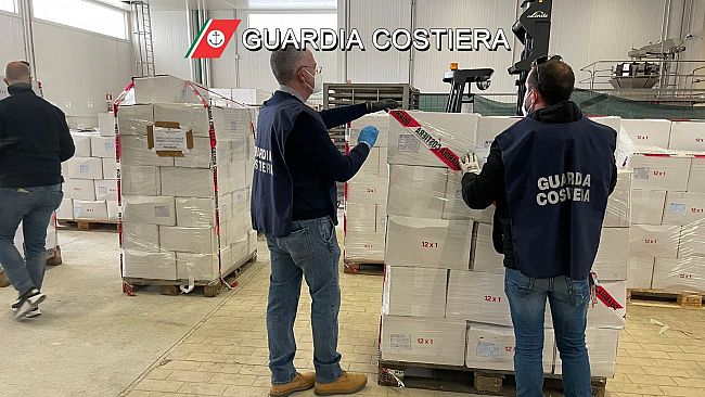 Sequestrate 4,5 tonnellate di crostacei a tre pescherecci mazaresi