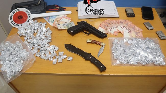 Arrestato spacciatore 22enne, aveva 300 dosi di hashish e armi