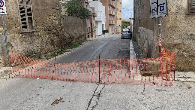 Si apre una voragine in via del Re, strada chiusa e commercianti in ginocchio