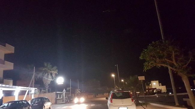 Mazara, buio spettrale nel lungomare San Vito. Pericolo per i pedoni. Colpa delle giostre?