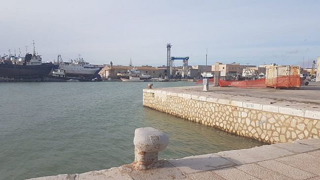 Mazara, porto canale, rimossi 4 relitti. Si attende l’avvio del tanto atteso dragaggio. Forse novità… Restano interrogativi