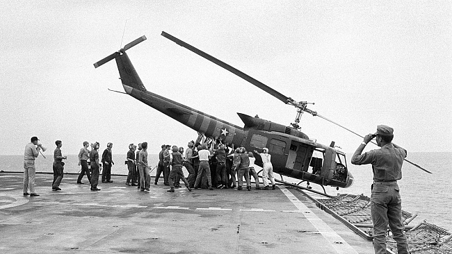 Ultime della sera: “C’era un ragazzo…adesso va nel Vietnam e spara ai Vietcong…”