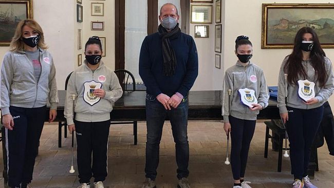 Crest cittadino alle atlete dell’Asd Le Farfalle Mazara Twirling per i successi ottenuti nel campionato italiano di Busto Arsizio