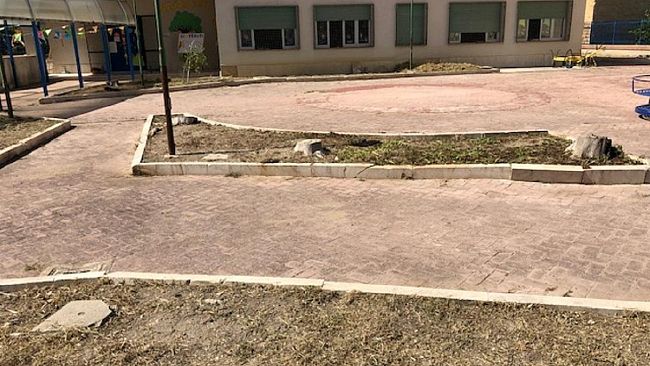 La dirigente Stallone elogia i due volontari che hanno ripulito la scuola Catullo dalle erbacce