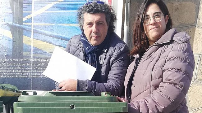 Libero Futuro ed il Comitato genitori consegnano alle scuole i bidoni della legalità