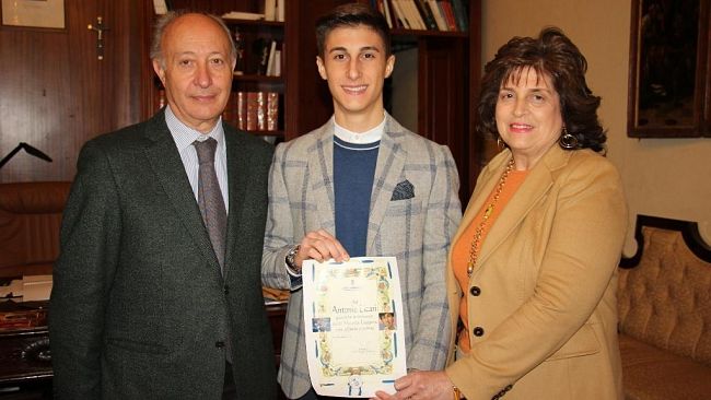 Antonio Licari, giovane cantante protagonista a “Ti lascio una canzone” ricevuto dal sindaco Alberto Di Girolamo