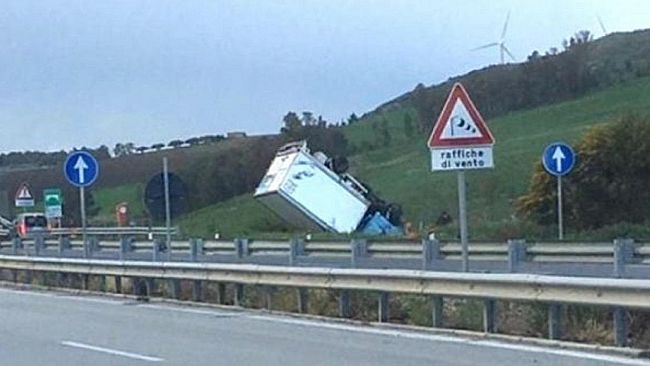 Un furgone si ribalta in autostrada nei pressi di Salemi