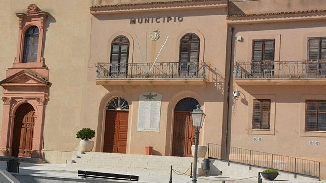 Vita. Auto schiacciata da un albero. Comune risarcisce i danni