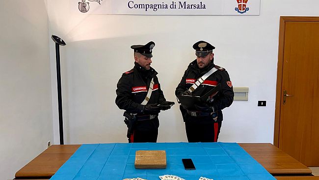 sfreccia-con-lauto-davanti-ad-un-posto-di-blocco-fermato-dai-carabinieri-con-1-kg-di-cocaina