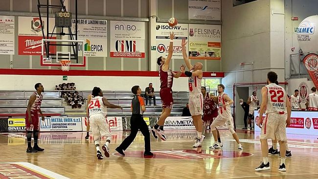 Pallacanestro Trapani più forte della sfortuna: un super Corbett abbatte Cento