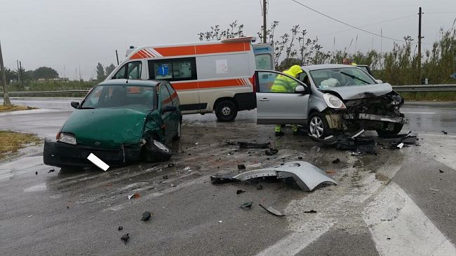 Svincolo A29 Santa Ninfa, frontale tra 2 auto
