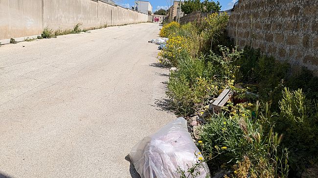 Spazzatura nei pressi di un ingresso del cimitero di Castelvetrano