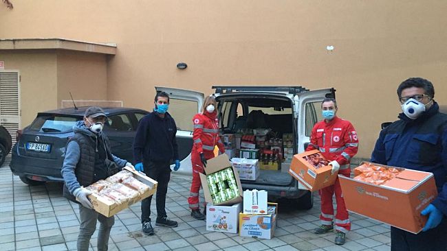 Mazara, gruppo di dipendenti della “Poiatti” donano derrate alimentari ai bisognosi