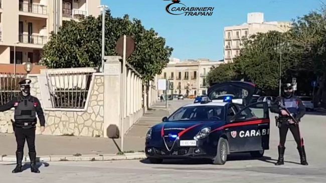 Trapani, arrestato un 25enne: aveva 100 grammi di hashish in macchina