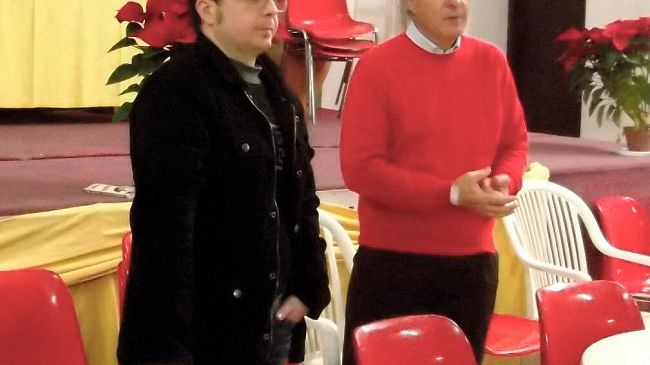 Incontro nei locali dell’associazione “Il Risveglio”, in contrada Terrenove – Bambina con il candidato alle primarie del Partito Democratico Alberto Di Girolamo.