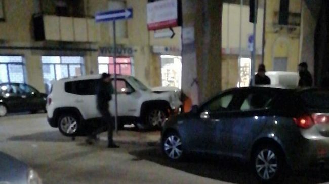 Trapani, incidente nella notte. Auto sbatte contro Palazzo Venuti