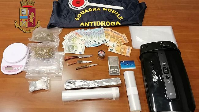 Gestiva supermarket della droga in casa : arrestato dalla Polizia di Stato