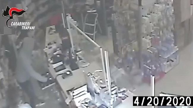 video-marsala-rapino-la-farmacia-di-via-colocasio-arrestato-dai-carabinieri