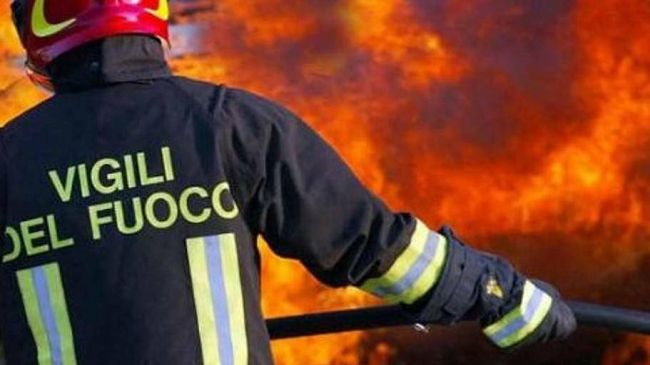 Auto in fiamme in via Filippo Turati