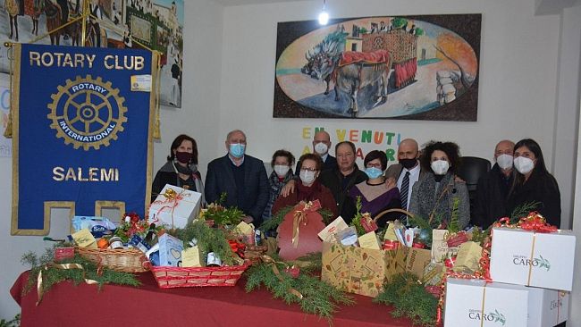 Vita: Cesti natalizi a 40 famiglie con la raccolta promossa dal Rotary club Salemi
