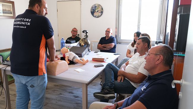 mazara/mm-costruzioni-srl-salute-e-sicurezza-sul-lavoro-installato-defibrillatore-in-azienda-e-corsi-per-i-dipendenti