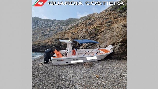 ​Imbarcazione si arena nella notte su una spiaggia di Marettimo
