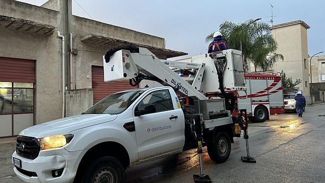 Guasto ad un palo della luce, e auto ribaltata, intensa attività per i vigili del fuoco 