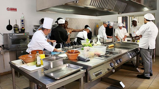 Badia Grande, gli immigrati insegnano la preparazione di piatti etnici agli studenti dell'Alberghiero di Erice