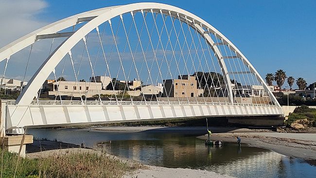 Mazara, quasi completati i lavori manutenzione del ponte Arena. In corso ultimi ritocchi di vernice 