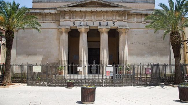 Castelvetrano, affidati lavori di restauro lampioni storici Teatro Selinus