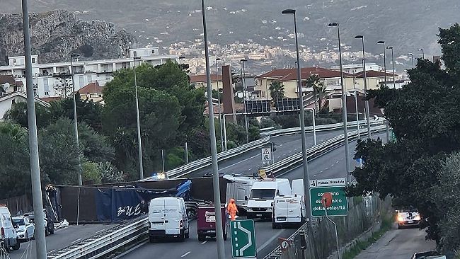 Un tir si ribalta sull'autostrada Palermo-Mazara del Vallo. Grave l'autista e traffico in tilt per ore