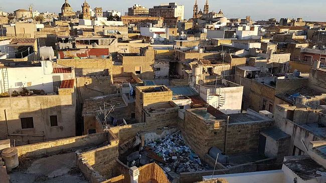 VIDEO – Mazara, la munnizza sul tetto che scotta