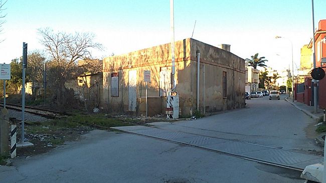 Mazara, demolizione ex casello ferroviario di via Mongitore