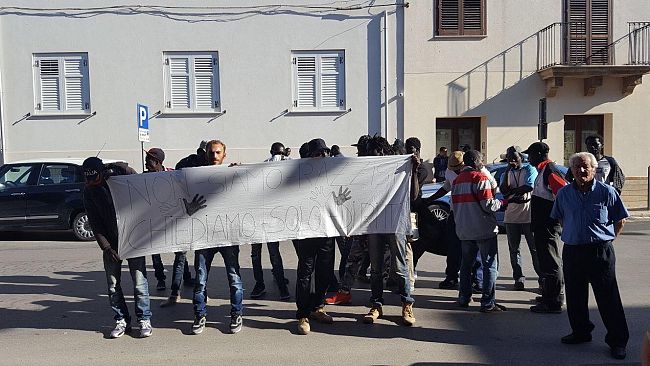 Campo extracomunitari Erbe Bianche. Residenti ed immigrati protestano davanti al Municipio