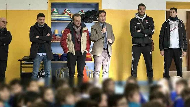 Erice, la Pallacanestro Trapani dona alla scuola G. Mazzini un defibrillatore