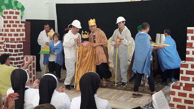 Il teatro per esprimere la propria unicità: I disabili mentali del centro “D.Amoroso” mettono in scena “Il re tuono”