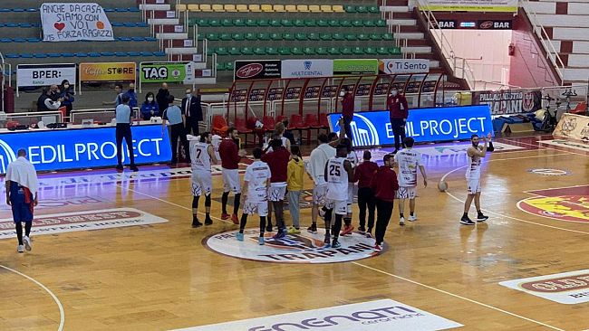 Pallacanestro Trapani al cardiopalma, battuta Casale Monferrato all’ultimo secondo
