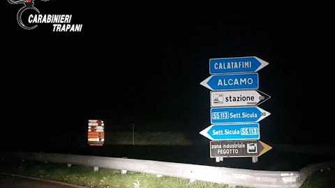 si-divertiva-a-sostituire-i-segnali-stradali-denunciato-un-alcamese