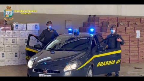 la-gdf-di-palermo-scopre-un-magazzino-con-articoli-per-fumatori-e-sigarette-elettroniche-di-contrabbando