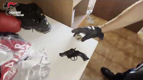 erice-casa-santa-arrestato-un-20enne-aveva-in-casa-2-chili-di-hashish-e-una-pistola-video