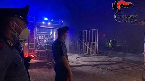 Incendio all'ex calcestruzzi. Intervento dei Carabinieri e VVFF. Ecco il video