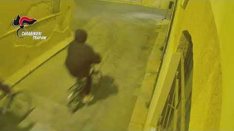 Incendio in pescheria a Marsala, ecco i video dei presunti autori